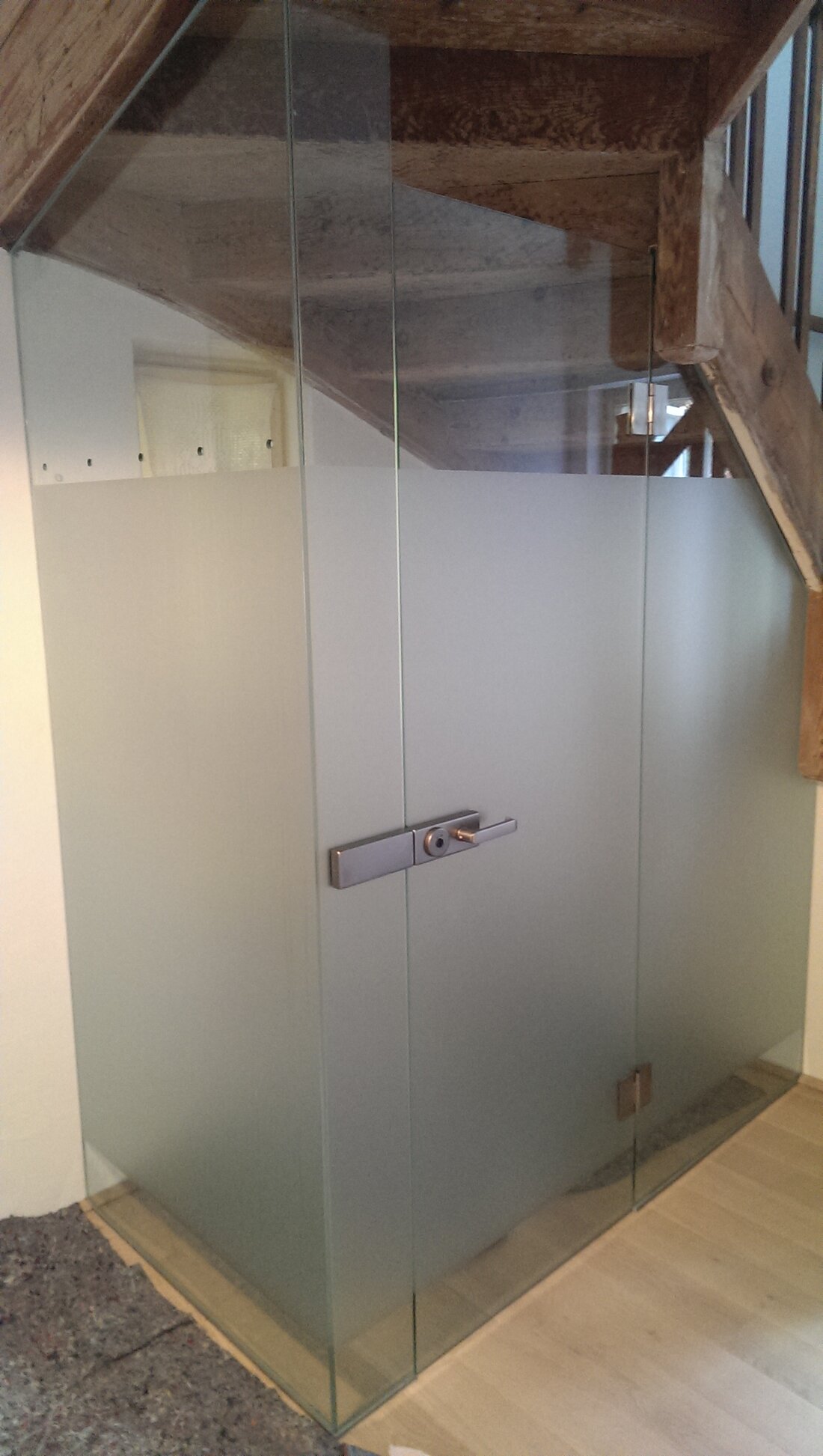 Rahmenlose Duschverglasung in modernem Bad