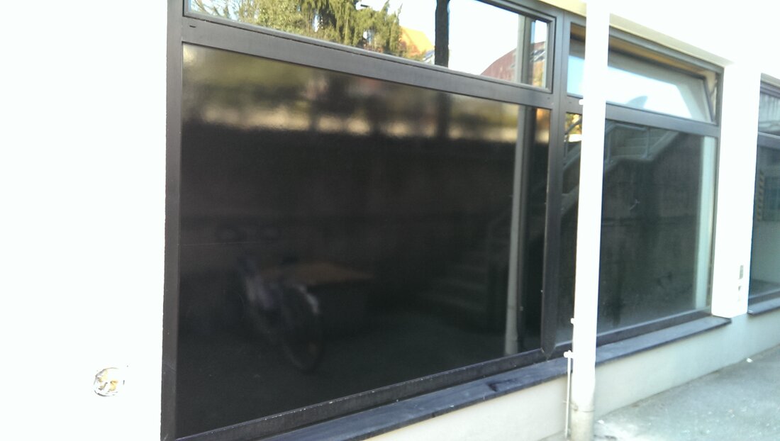 Neue Fensterscheiben werden eingesetzt