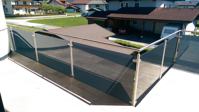 Transparentes Glasgeländer am Balkon