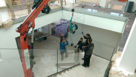 Team der Glaserei bei der Montage