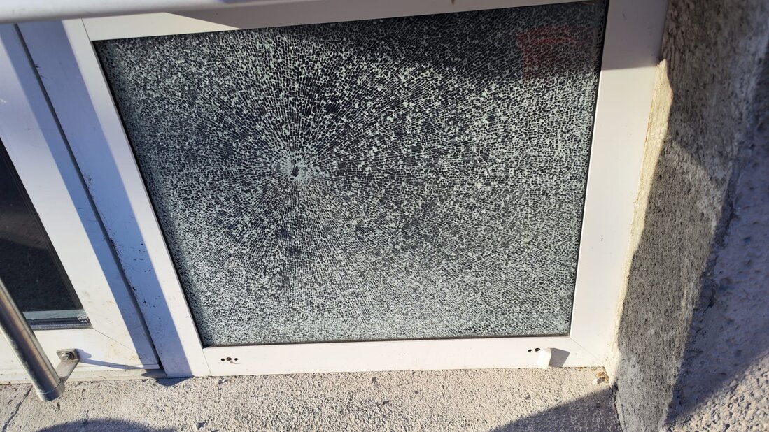 Glaser repariert zerbrochene Fensterscheibe